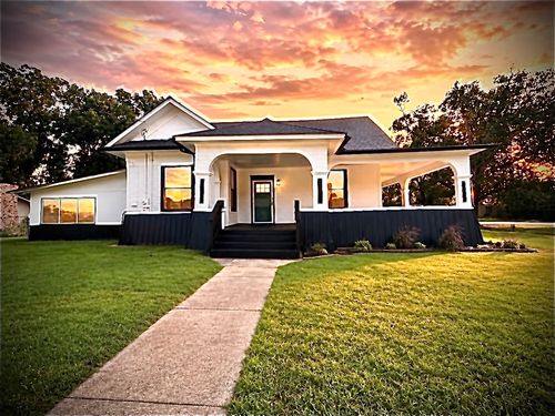 402 E Navasota St, Groesbeck, TX, 76642-1536 | Card Image