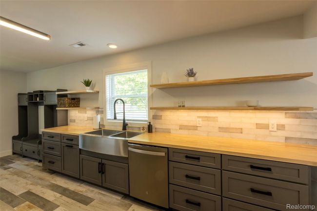 Open, floating shelves | Image 8