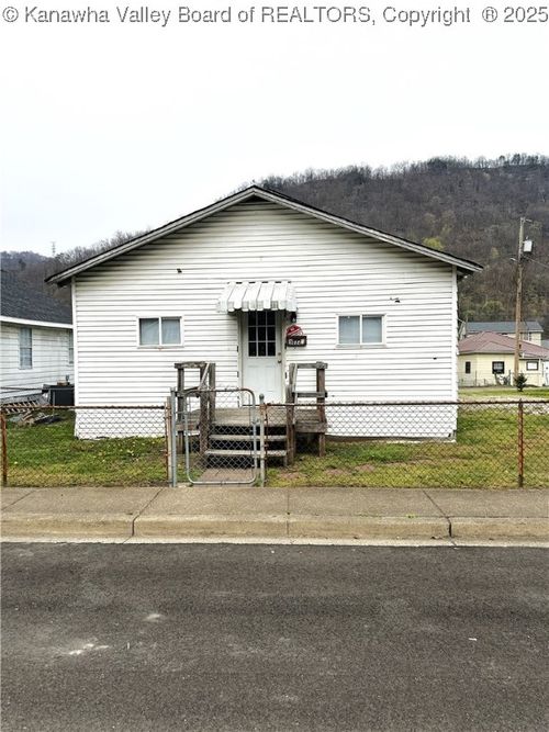 1032 3rd Ave, Montgomery, WV, 25136-2004 | Card Image