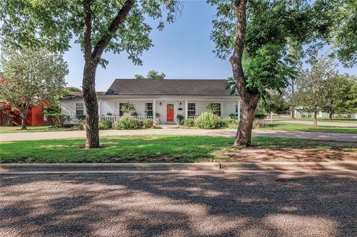 805 W 15th St, Brady, TX, 76825-6401 | Card Image