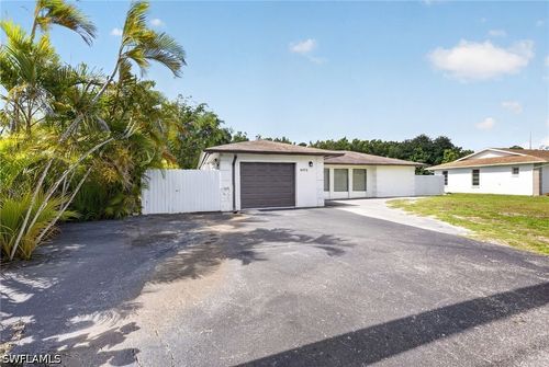 4572 32nd Ave, NAPLES, FL, 34116-8232 | Card Image