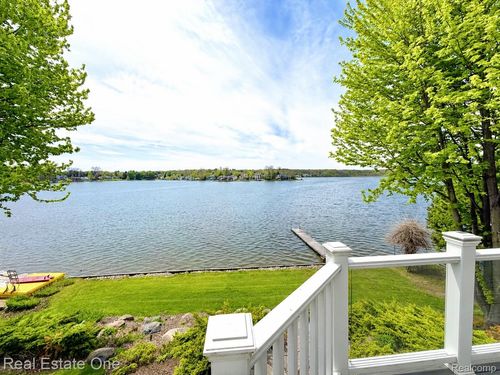 16048 Pine Bluff Ct, Fenton, MI, 48430-9166 | Card Image