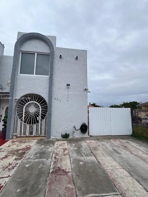 4211 W 10th Ln, Hialeah, FL, 33012-4178 | Card Image