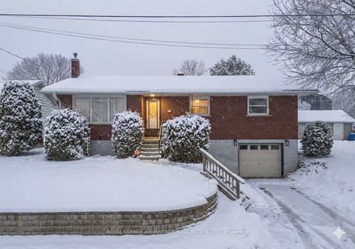 123 Queen St, Smiths Falls, ON, K7A3N7 | Card Image