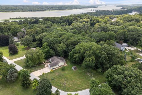 1142 Woodland Ln, Le Claire, IA, 52753-9329 | Card Image