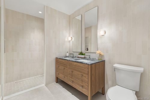 3j-30-55 Vernon Blvd, Astoria, NY, 11102-4025 | Card Image