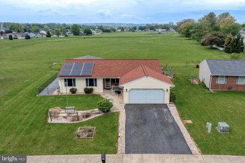 6 Village Dr, NEWMANSTOWN, PA, 17073-9027 | Card Image
