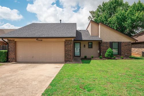 9228 Apple Dr, Midwest City, OK, 73130-7137 | Card Image
