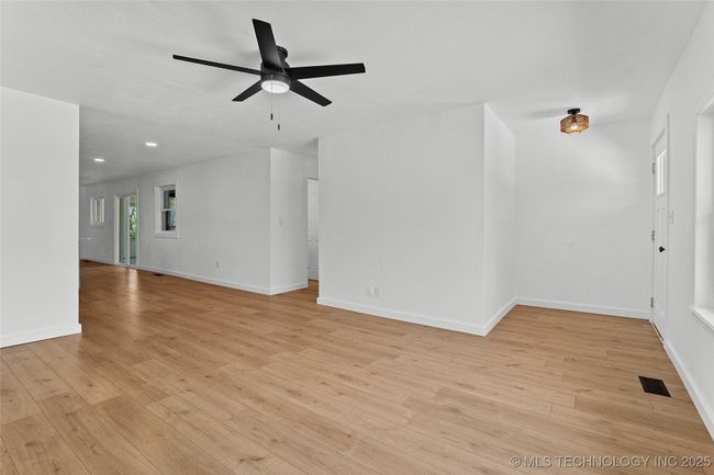 813 Hickory St, House other with 3 bedrooms, 2 bathrooms and null parking in Sapulpa OK | Image 5