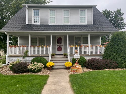 715 W 15th St, Vinton, IA, 52349-1519 | Card Image