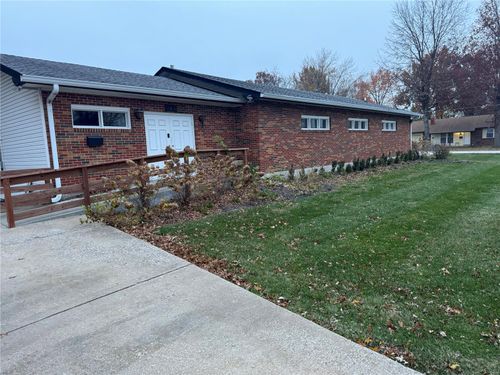 703 1st St, Warrenton, MO, 63383-2606 | Card Image
