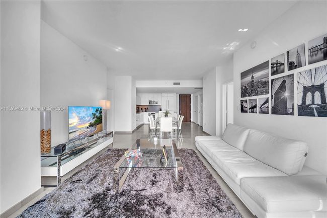 APT-3705 - 88 Sw 7 Th St, Condo with 2 bedrooms, 3 bathrooms and null parking in MIAMI FL | Image 6