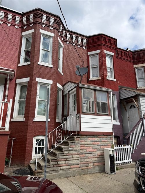 97 Newton St, Holyoke, MA, 01040-5227 | Card Image