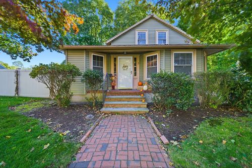 3 Corinne Pkwy, Middleboro, MA, 02346-2505 | Card Image