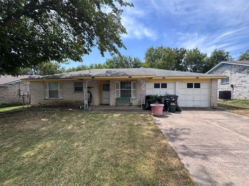 1002 Shenandoah Dr, Arlington, TX, 76014-2318 | Card Image