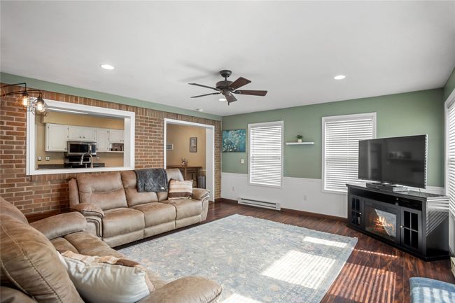 1034 66 Th St, Home with 4 bedrooms, 3 bathrooms and null parking in Windsor Heights IA | Image 10