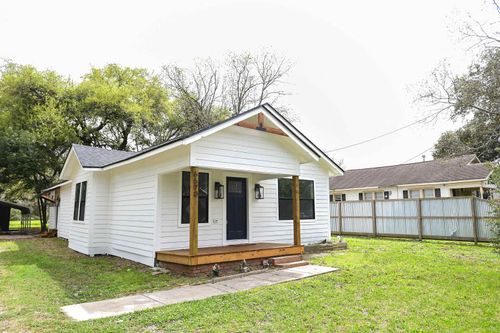 6570 Howe St, Groves, TX, 77619-5136 | Card Image
