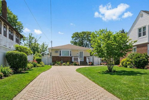 1028 Thomas Ave, Baldwin, NY, 11510-4133 | Card Image