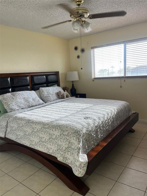 502-2735 W 52nd St, Hialeah, FL, 33016-4773 | Card Image