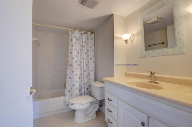 UNIT-202 - 16 Royal Palm Way, Condo with 2 bedrooms, 2 bathrooms and null parking in Boca Raton FL | Image 32