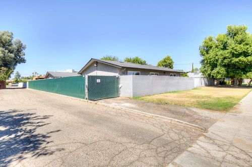 4563-4563 E Sierra Madre Ave, Fresno, CA, 93726-1240 | Card Image