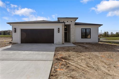 9736 N Montclair Ave, Kansas City, MO, 64154-1742 | Card Image