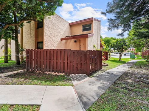 9-201-291 W Park Dr, Miami, FL, 33172-5461 | Card Image