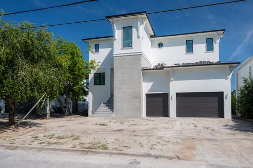 654 Geneva Pl, Tampa, FL, 33606-3924 | Card Image