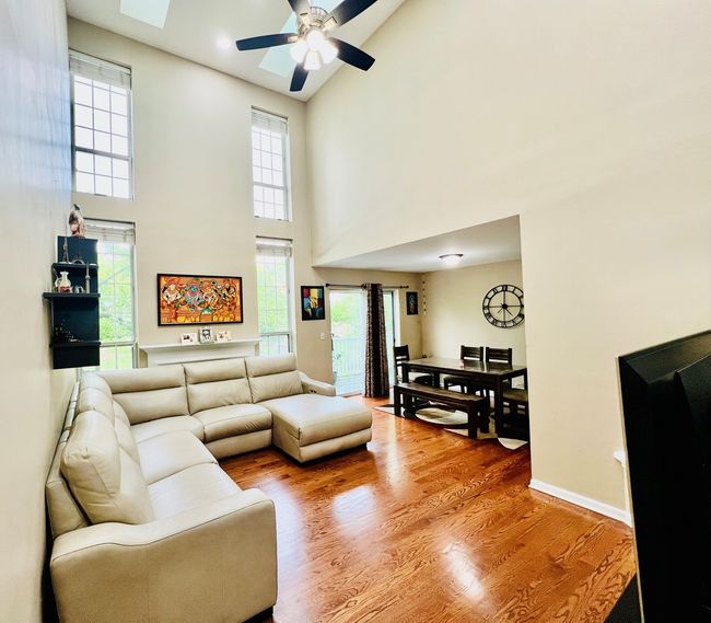 107 - 107 Pembroke Cir, Home with 3 bedrooms, 3 bathrooms and 2 parking in Lake Bluff IL | Image 6