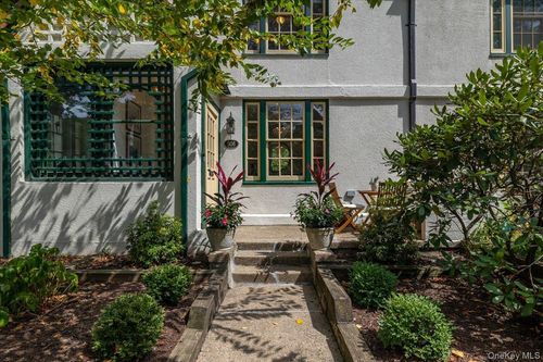 306 Burns St, Forest Hills, NY, 11375-6133 | Card Image