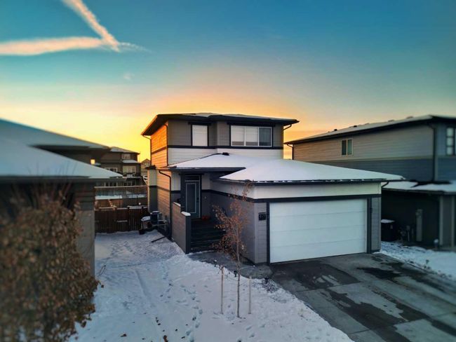 917 Atlantic Cove W, Home with 3 bedrooms, 2 bathrooms and 5 parking in Lethbridge AB | Image 2