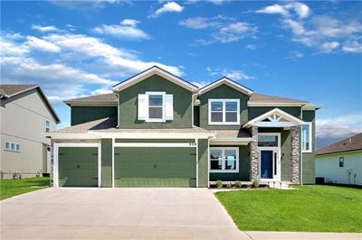 Craftsman house featuring a garage and a front yard | Image 1