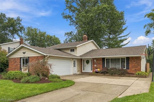 6611 Wedgewood Dr, North Olmsted, OH, 44070-4744 | Card Image