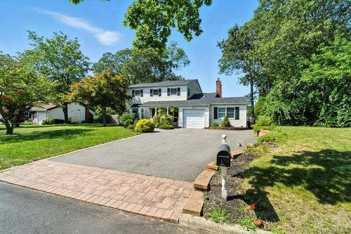 26 Concord Dr, Holtsville, NY, 11742-1009 | Card Image