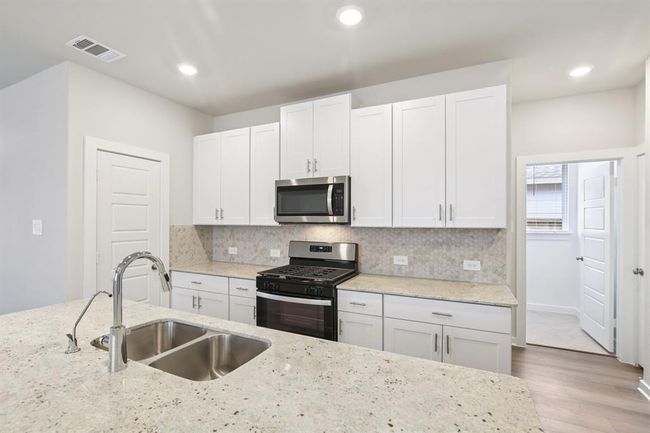 6717 Chinapkin Oak Ln, House other with 3 bedrooms, 2 bathrooms and 2 parking in Conroe TX | Image 12