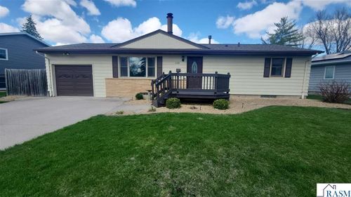 128 S Belmont Dr, Mankato, MN, 56001-5337 | Card Image