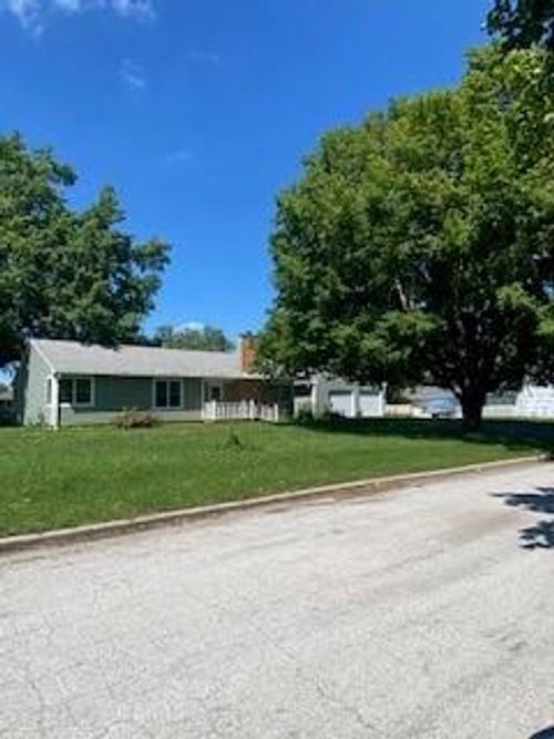 106 4th Ave Ne, Dayton, IA, 50530-7686 | Card Image