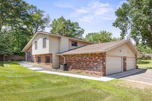 2304 Wildwood Trl, Minnetonka, MN, 55305-3152 | Card Image