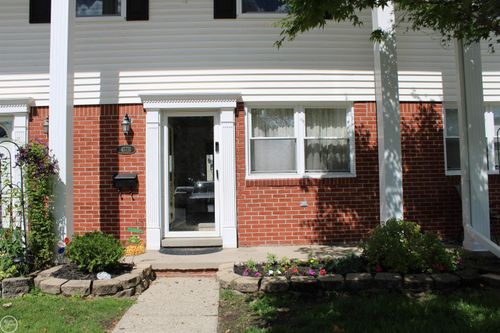 45731 Kensington St, Utica, MI, 48317-5943 | Card Image