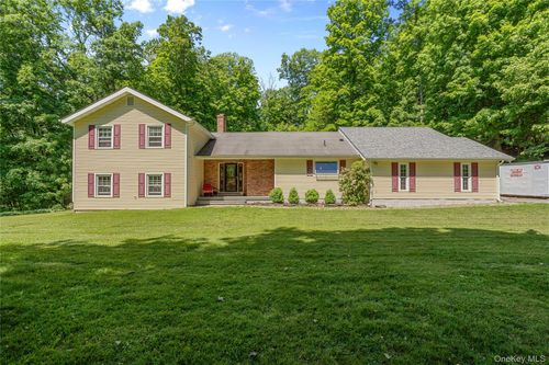 21 Straub Dr, Pleasant Valley, NY, 12569-5306 | Card Image