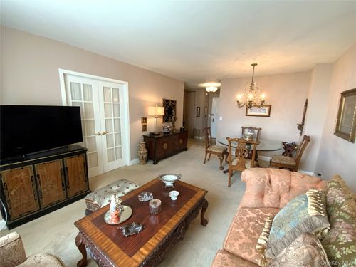 15z-27110 Grand Central Pkwy E, Great Neck, NY, 11020 | Card Image