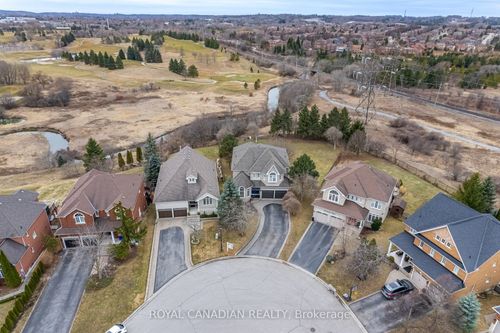 678 Madeline Hts, Newmarket, ON, L3X2J7 | Card Image