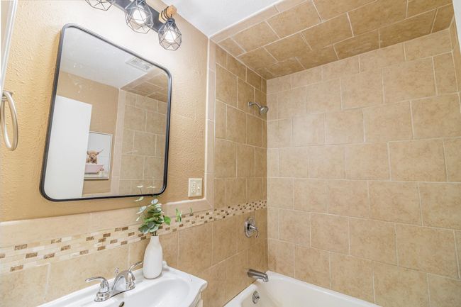 Main Bathroom | Image 17