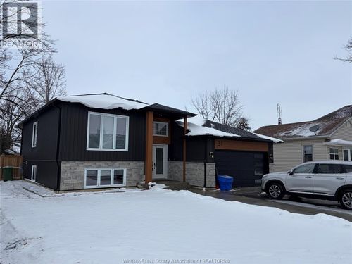 31 Cameron Ave, Essex, ON, N8M2K7 | Card Image