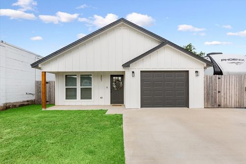 207 S Madison St, McGregor, TX, 76657-2328 | Card Image