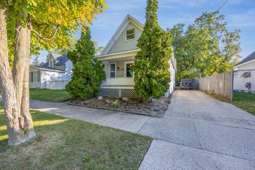 607 Maple St, Cadillac, MI, 49601-2338 | Card Image