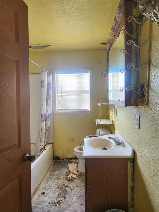 811 W 12 Th St, House other with 3 bedrooms, 1 bathrooms and null parking in Freeport TX | Image 4