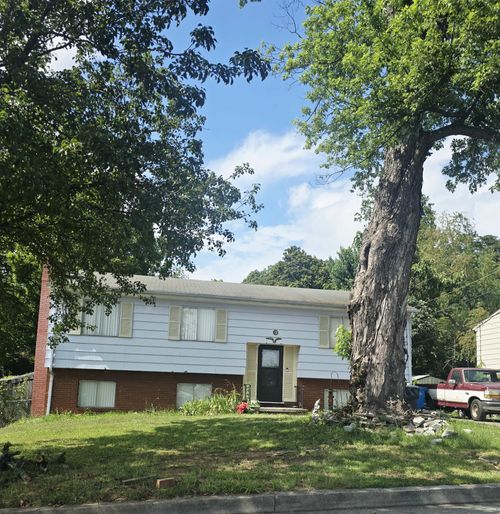 3931 Green Spring Ave Nw, Roanoke, VA, 24017-4807 | Card Image