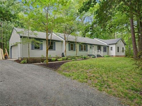 8172 Manor Dr, Gloucester, VA, 23061-3129 | Card Image