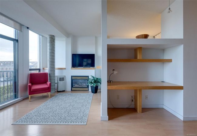 Living room / Built-in Desk | Image 15
